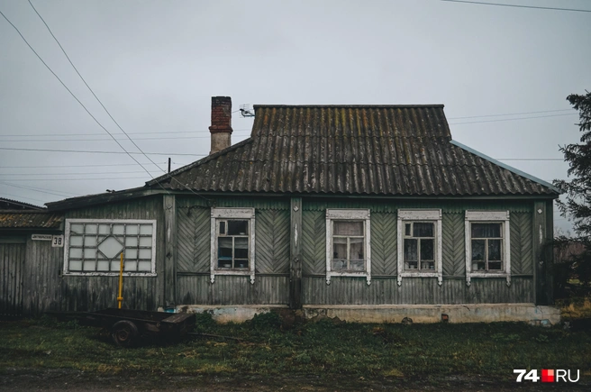 Большая часть села выглядит так. Старые деревянные дома с кирпичными трубами печей. Покосившиеся, обветшалые, но, судя по заготовленным дровам, жилые | Источник: Виталий Гущинский
