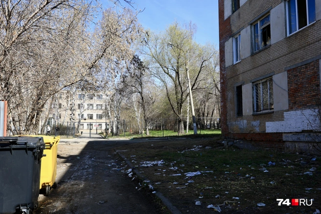 Окна учебного заведения выходят прямо на помойку под окнами общежития | Источник: Михаил Шилкин