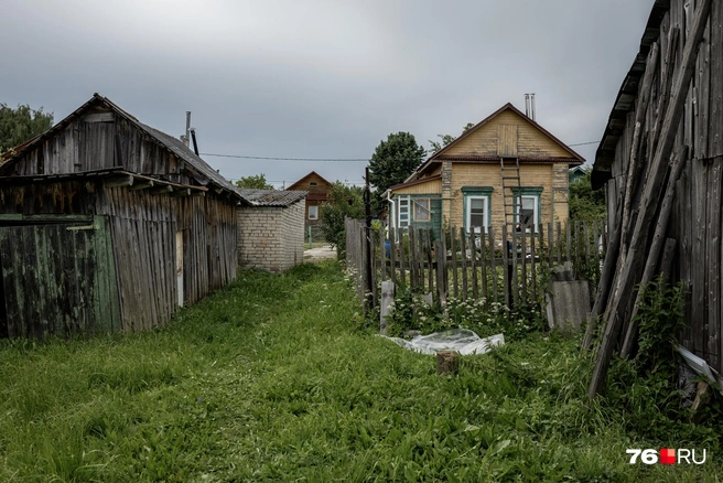 Но и типичная деревенская застройка сохранилась  | Источник: Александр Куренной / 76.RU