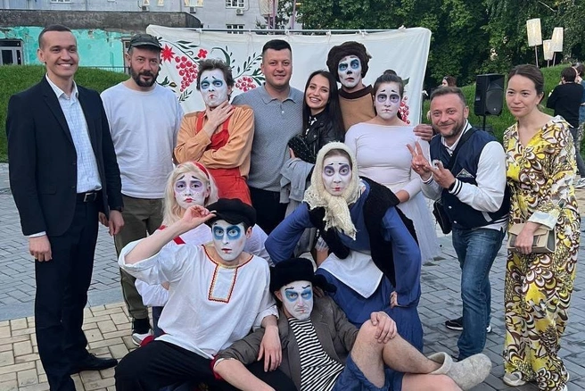 Ратмир Мавлиев с женой, заместителями и Артемием Лебедевым в окружении артистов уфимского театра De Bufo | Источник: Ратмир Мавлиев / Vk.com