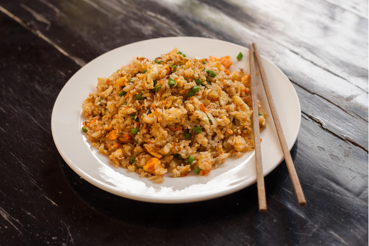 «Больше никогда не буду готовить это»: почему китайского повара затравили за рецепт риса с яйцом?