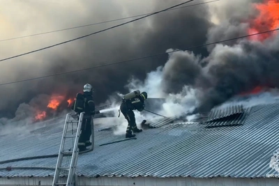 Пожар на складе в Южно-Сахалинске тушат 25 пожарных