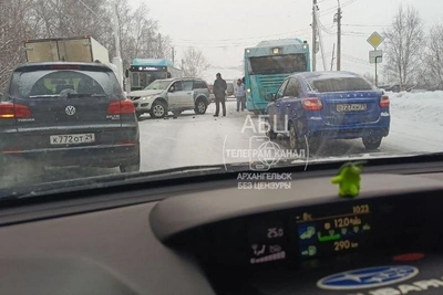 Автобус с 40 пассажирами попал в аварию в Архангельске