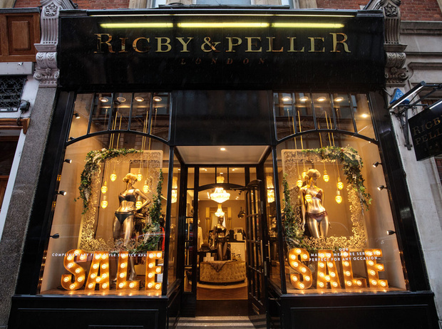 Придворный бра-фиттер: кто и как подбирает белье королевским особам ...