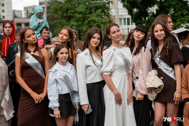 Выпускницы блистали в красивых платьях | Источник: Александр Куренной / 76.RU