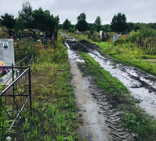На дороге появились кучи земли | Источник: Шадринск для тебя