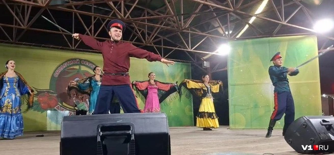 Казакам подпевала вся центральная площадь города | Источник: Тимофей Крылов / V1.RU