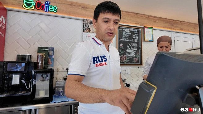 Чтобы поговорить с продавцом, мы отстояли очередь! | Источник: Алексей Ногинский / 63.RU