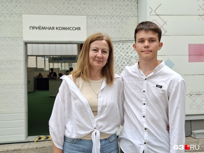 Михаил Олексын с мамой Натальей | Источник: Таисия Косачева / 63.RU