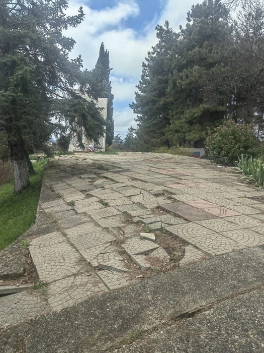 Плитка давно требует замены  | Источник: читатель SOCHI1.RU