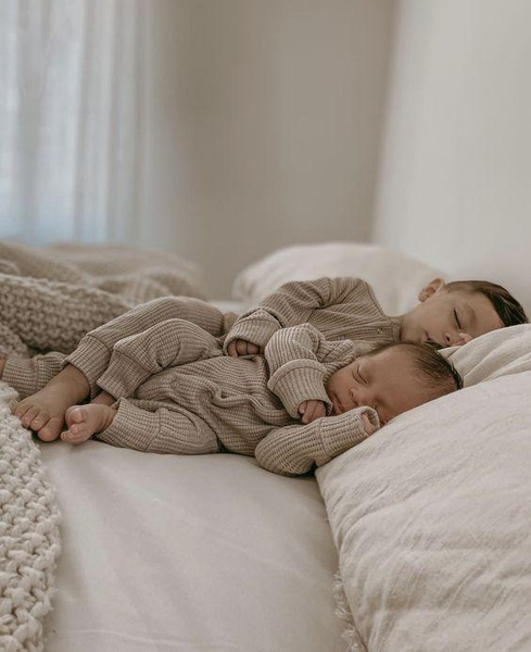 Ребенок ходит во сне - почему ребенок ползает во сне ночью по кровати - что делать