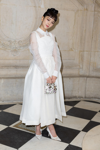 Просто куколка: Джису из BLACKPINK в белоснежном платье на показе Dior