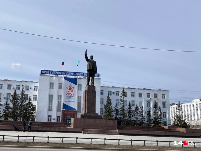 Одинокий Ленин у ДП-2, а ведь раньше здесь собиралась вся элита правительства республики каждое 1 мая | Источник: Надежда Ефимова / 14.RU