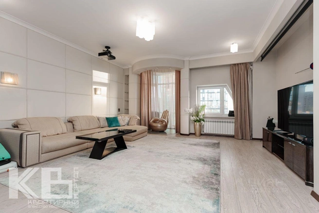 Первый этаж жилья занимают гостиная с эркером и домашним кинотеатром. На снимках можно заметить, предположительно, необычное кресло в форме руки | Источник: «Квартирный портал» / N1