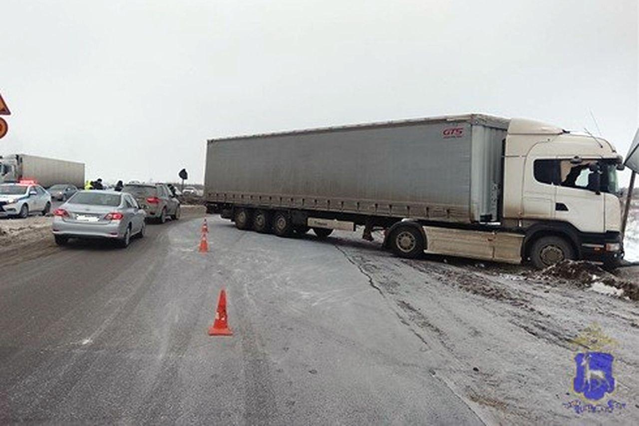 Дальнобойщик погиб, врезавшись в опору на Обводном шоссе в Тольятти — фото