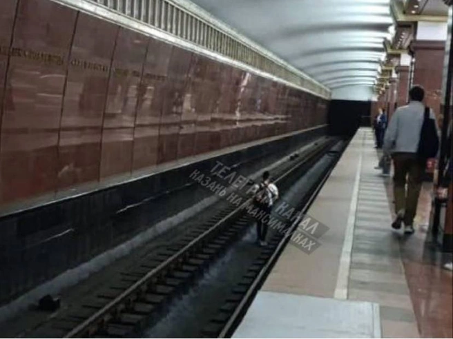 В Казани мужчина шел по рельсам в метро | Источник: Казань на максималках / T.me