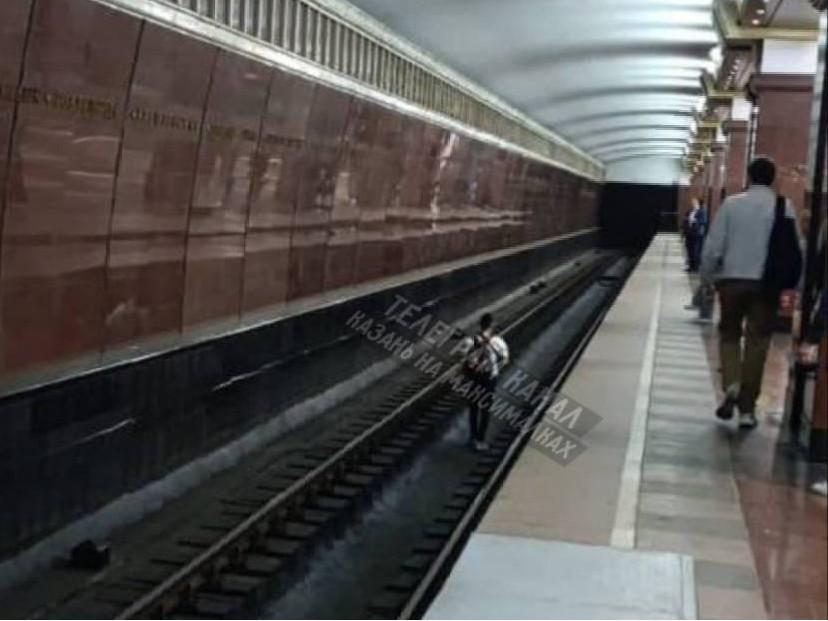 В казанском метро пассажир спустился к рельсам и попытался сфотографироваться