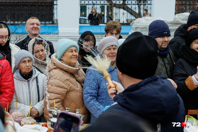 Многие с радовались каплям святой воды | Источник: Ирина Шарова / 72.RU