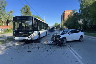 В Чкаловском поселке Mazda влетела в автобус: есть пострадавший