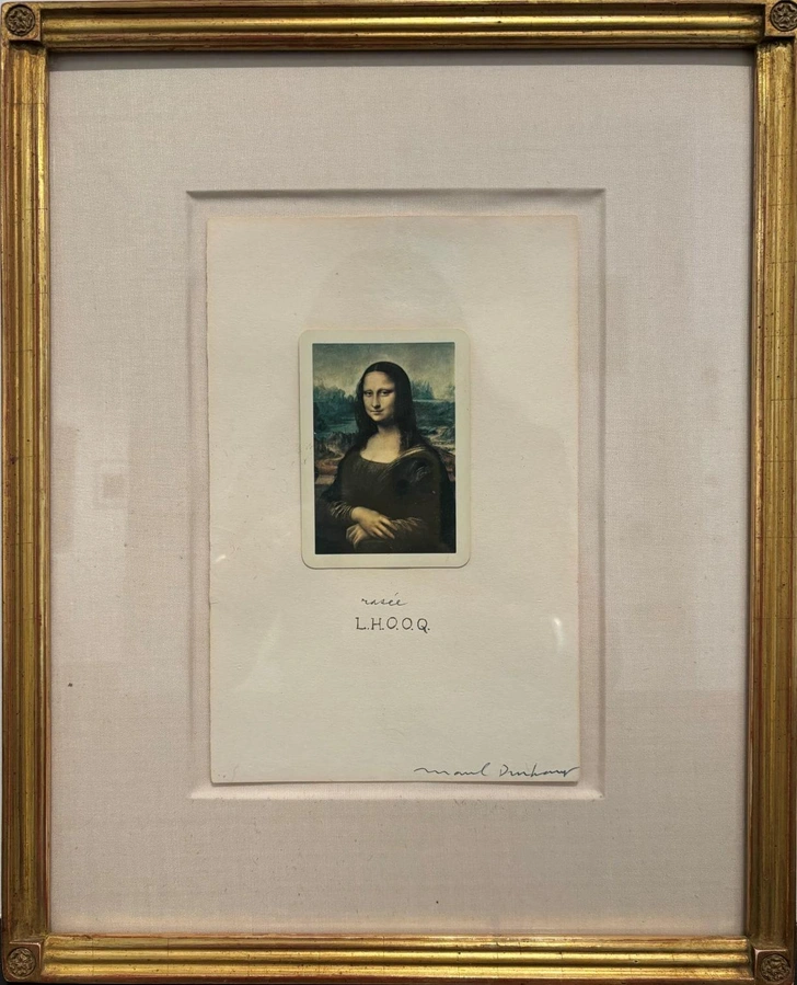 Марсель Дюшан. L.H.O.O.Q. Rasée, 1965. Коллаж на игральной карте, наклеенной на приглашение на ужин. Галерея Galerie 1900-2000. | Источник: artbasel.com