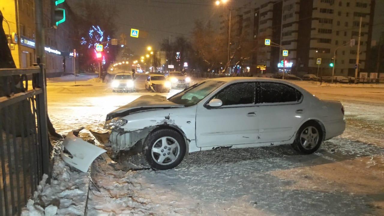 ДТП на Фурманова — 8 Марта, Екатеринбург 24 декабря 2019 года - 24 декабря  2019 - Е1.ру