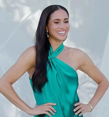 Меган снималась в платье Galvan в 2022 году… | Источник: Vanity.com