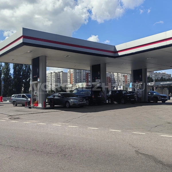 Водители заняли все колонки | Источник: Андрей Пашинский / Voronezh1.ru