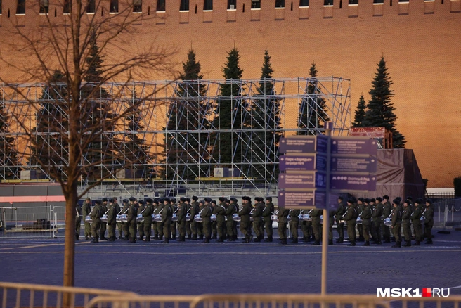 На площади уже возводят трибуны | Источник: Дмитрий Толстошеев / MSK1.RU