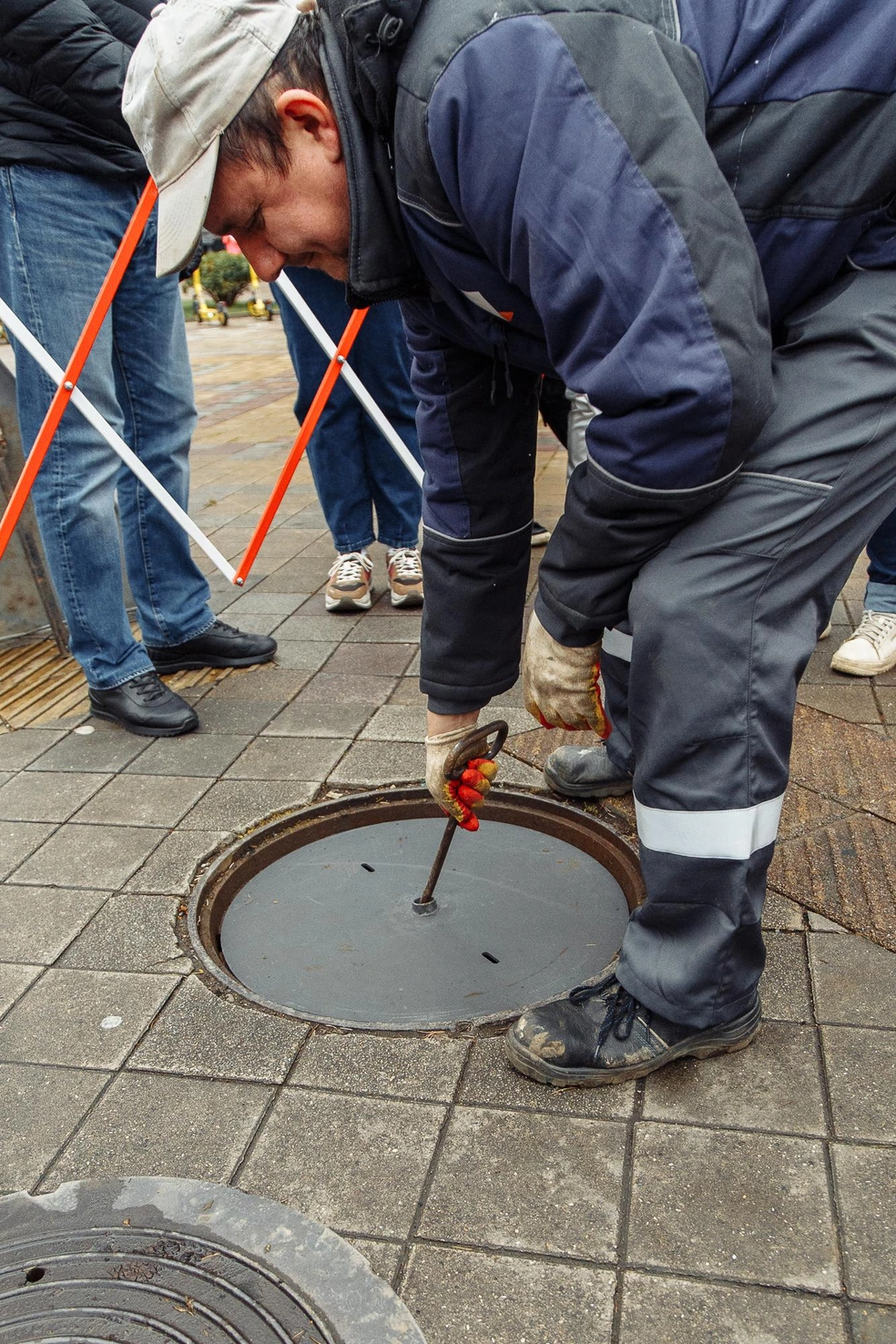 Колодцы открывают специальным устройством | Источник: пресс-служба «Ростелекома»