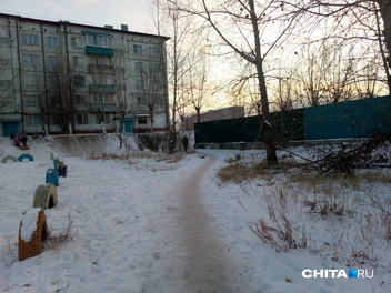 Забор стоит в отдалении от дома | Источник: очевидец 