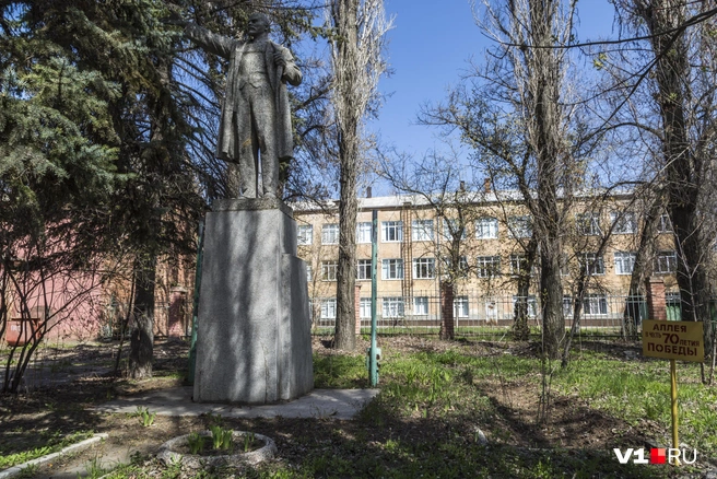Памятник Ленину до 2020 года стоял на территории колледжа машиностроения и связи | Источник: Константин Завриков / V1.RU