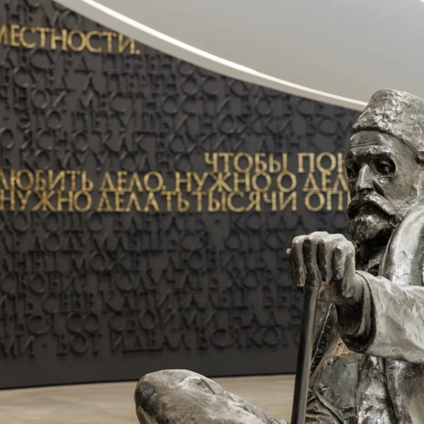 Лев Голицын&nbsp;— основоположник российского виноделия. Памятник выполнен из бронзы в натуральную величину | Источник: Пресс-служба винного города «Белый Мыс»