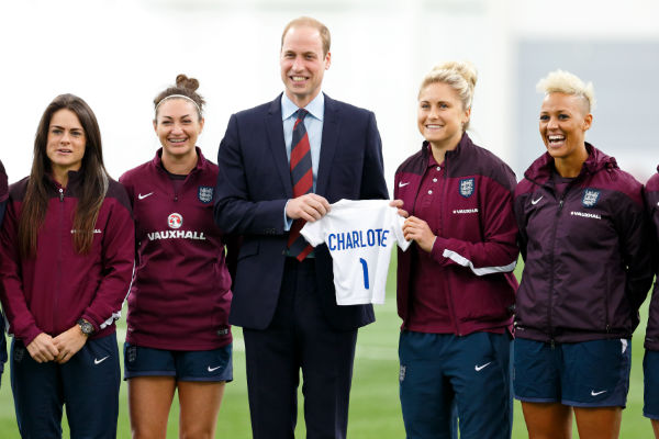 Девушки из сборной команды Англии по футболу подарили Шарлотте футболку игрока