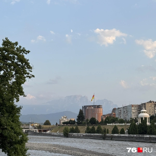 Любое жилье в городе будет с видом на горы | Источник: Артем