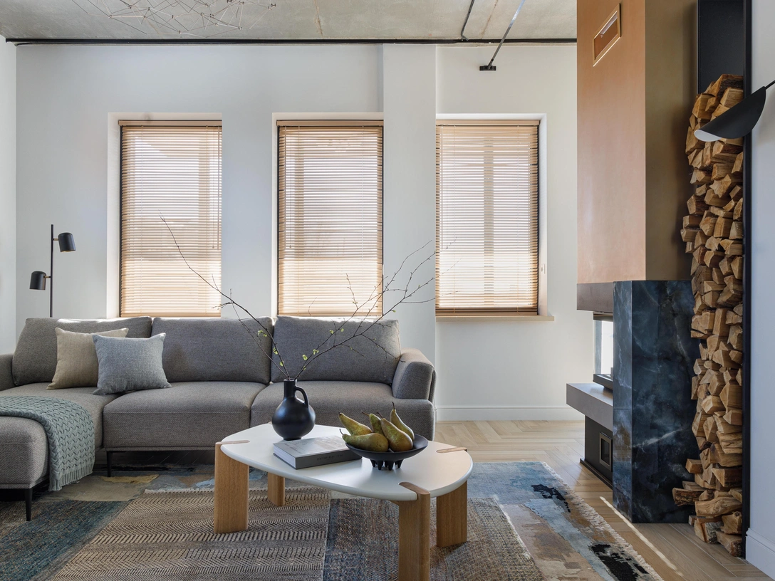 Гостиная. Диван и подушки, Dantone Home. Ваза, 101 Copenhagen. Торшер, Atelier Home. Люстра, Bezhko. Технический свет, «Центрсвет». Плед, «ЕвроДом». Ковры, Art de Vivre. | Источник: Роман Спиридонов стиль: Елена Куцаренко