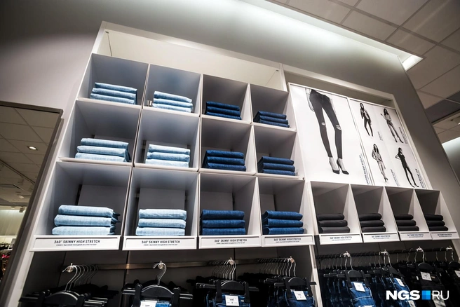 Полки с одеждой в H&M