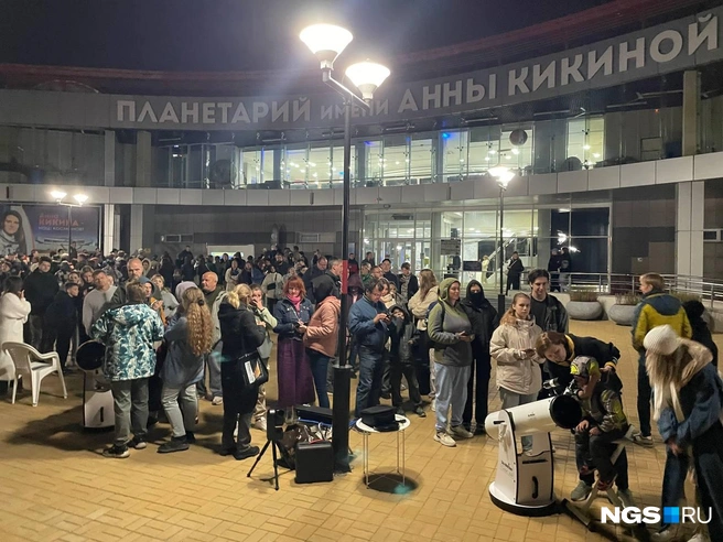Лунное затмение достигнет максимума к 01:50 | Источник: Александр Ощепков / NGS.RU