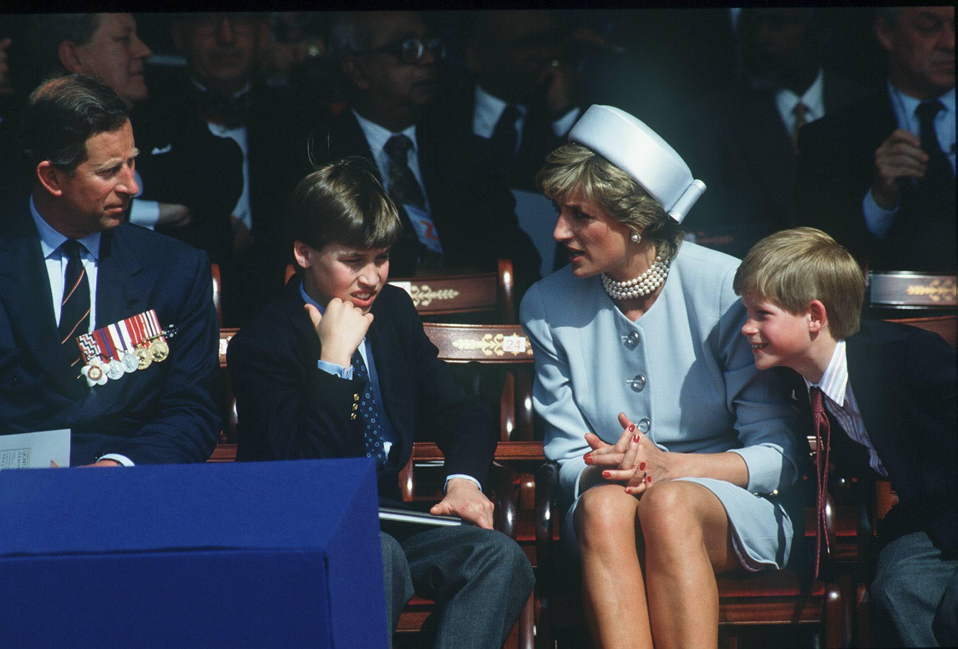 Princess diana video. Принцесса Диана Рождество 1991. Принцесса Диана в купальнике. Принцесса Диана рост. Автомобиль принцессы Дианы.