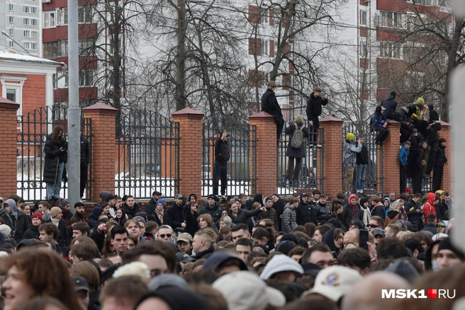 У храма Петра и Павла на востоке Москвы, где проходило отпевание рэпера Паши Техника, с самого утра собрались толпы фанатов | Источник: Дмитрий Толстошеев / MSK1.RU