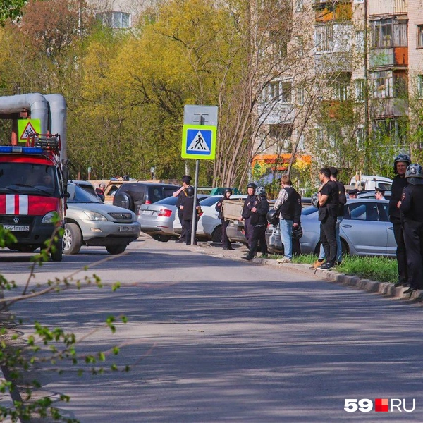 Полиция стоит на улице Николая Воронцова | Источник: Тимофей Калмаков / 59.RU