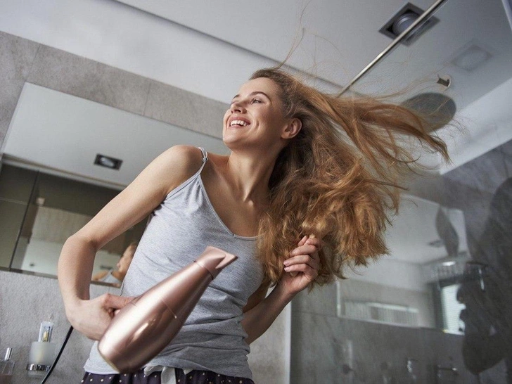 Вы этого не знали: как фен может ухаживать за волосами | marieclaire.ru