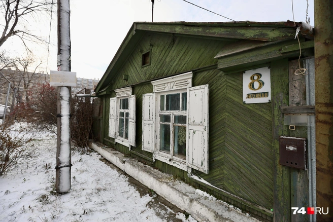 Но границу между частным сектором и большим городом держит вот этот одноэтажный дом | Источник: Наталья Лапцевич