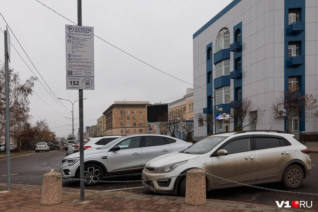 Окрестности 13-й Гвардейской всегда были максимально плотно заставлены машинами | Источник: Алексей Волхонский / V1.RU