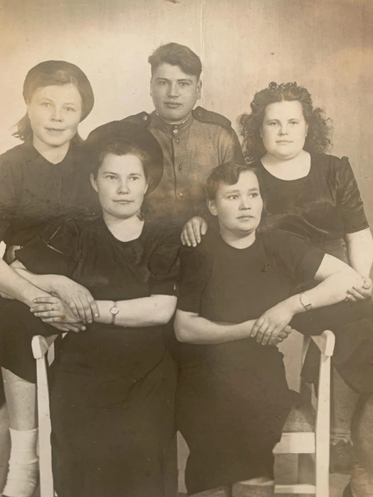 Апрель 1945, фронтовой госпиталь в Польше, г. Лодзь, Анфиса Камшилова (первый ряд, слева) | Источник: Иван Камшилов