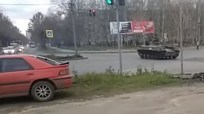 Не совсем обычная авария в Костроме: БТР проезжает на красный и врезается в автомобиль (видео)