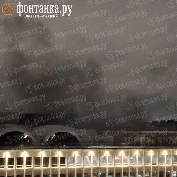 Клубы черного дыма поднимаются над зданием «Лениздата». МЧС сообщает о возгорании на территории БЦ  | Источник: читатель «Фонтанки»