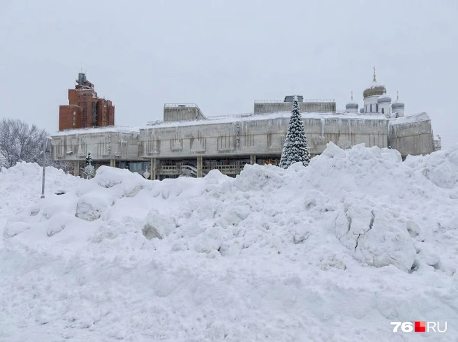 Все площади покрыты непроходимым снегом, прогулки по улице ограничиваются походами из пункта «А» в пункт «Б» | Источник: Артем Бауман / 76.RU, Полина Авдошина / Городские медиа
