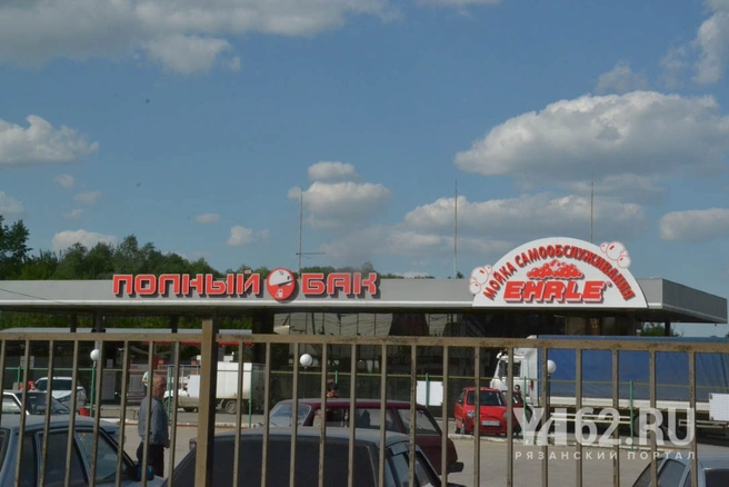 Автозаправка и автомойка рядом с монастырем