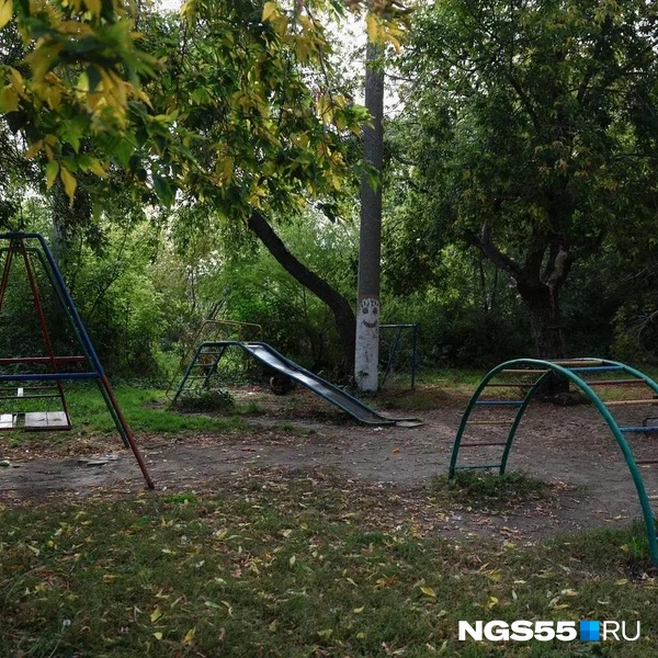 Детскую площадку никто не облагораживает | Источник: Евгений Софийчук / NGS55.RU