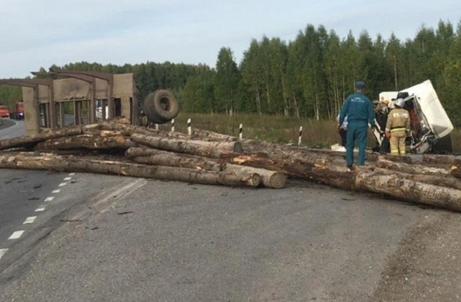 Прицеп выехал на встречную полосу на большой скорости и столкнулся с грузовиком | Источник: СВИП Кунгур / vk.com